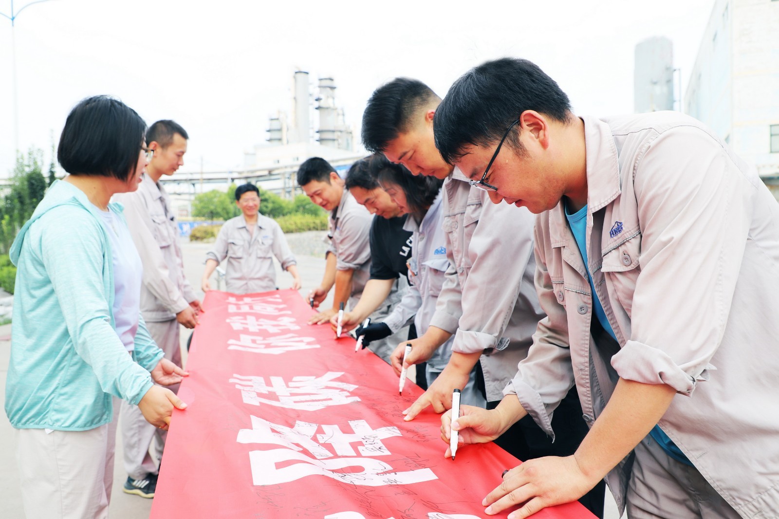 安陽園區(qū)開展節(jié)能宣傳周主題簽名活動(dòng)_調(diào)整大小